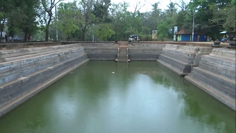 Lieux anciens d'Anuradhapura - les étangs jumeaux