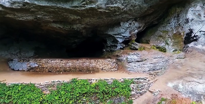 Belilena, jaskinia w lesie z korzeniami człowieka z epoki kamienia ze Sri Lanki